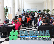 Um grupo de 30 estudantes do ensino médio da rede estadual de Educação participou nesta sexta-feira (18) do Desafio Inova Paraná, maratona de ideação de soluções para a gestão pública realizada no Palácio Iguaçu, em Curitiba. A iniciativa faz parte da Semana Paraná Inovador, evento do Governo do Estado que ocorre até este sábado (19).Foto: Ari Dias/AEN