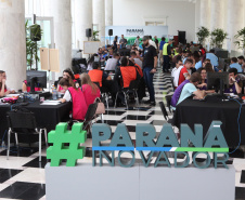 Um grupo de 30 estudantes do ensino médio da rede estadual de Educação participou nesta sexta-feira (18) do Desafio Inova Paraná, maratona de ideação de soluções para a gestão pública realizada no Palácio Iguaçu, em Curitiba. A iniciativa faz parte da Semana Paraná Inovador, evento do Governo do Estado que ocorre até este sábado (19).Foto: Ari Dias/AEN