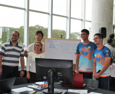 Um grupo de 30 estudantes do ensino médio da rede estadual de Educação participou nesta sexta-feira (18) do Desafio Inova Paraná, maratona de ideação de soluções para a gestão pública realizada no Palácio Iguaçu, em Curitiba. A iniciativa faz parte da Semana Paraná Inovador, evento do Governo do Estado que ocorre até este sábado (19).Foto: Ari Dias/AEN