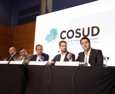 O governador Carlos Massa Ratinho Junior participou neste sábado (19), em Florianópolis (SC), da quinta reunião do Consórcio de Integração Sul e Sudeste (Cosud), que reúne os sete estados das duas regiões. Ratinho Junior destacou a importância de o consórcio discutir temas que colaborem com o País como um todo.