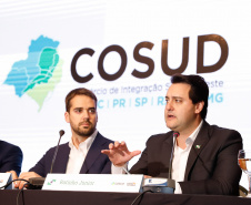 O governador Carlos Massa Ratinho Junior participou neste sábado (19), em Florianópolis (SC), da quinta reunião do Consórcio de Integração Sul e Sudeste (Cosud), que reúne os sete estados das duas regiões. Ratinho Junior destacou a importância de o consórcio discutir temas que colaborem com o País como um todo.