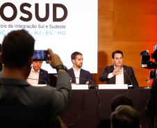O governador Carlos Massa Ratinho Junior participou neste sábado (19), em Florianópolis (SC), da quinta reunião do Consórcio de Integração Sul e Sudeste (Cosud), que reúne os sete estados das duas regiões. Ratinho Junior destacou a importância de o consórcio discutir temas que colaborem com o País como um todo.