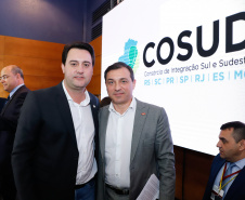 O governador Carlos Massa Ratinho Junior participou neste sábado (19), em Florianópolis (SC), da quinta reunião do Consórcio de Integração Sul e Sudeste (Cosud), que reúne os sete estados das duas regiões. Ratinho Junior destacou a importância de o consórcio discutir temas que colaborem com o País como um todo.