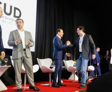 O governador Carlos Massa Ratinho Junior participou neste sábado (19), em Florianópolis (SC), da quinta reunião do Consórcio de Integração Sul e Sudeste (Cosud), que reúne os sete estados das duas regiões. Ratinho Junior destacou a importância de o consórcio discutir temas que colaborem com o País como um todo.