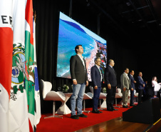 O governador Carlos Massa Ratinho Junior participou neste sábado (19), em Florianópolis (SC), da quinta reunião do Consórcio de Integração Sul e Sudeste (Cosud), que reúne os sete estados das duas regiões. Ratinho Junior destacou a importância de o consórcio discutir temas que colaborem com o País como um todo.