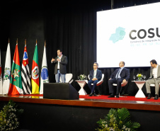 O governador Carlos Massa Ratinho Junior participou neste sábado (19), em Florianópolis (SC), da quinta reunião do Consórcio de Integração Sul e Sudeste (Cosud), que reúne os sete estados das duas regiões. Ratinho Junior destacou a importância de o consórcio discutir temas que colaborem com o País como um todo.