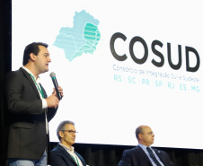O governador Carlos Massa Ratinho Junior participou neste sábado (19), em Florianópolis (SC), da quinta reunião do Consórcio de Integração Sul e Sudeste (Cosud), que reúne os sete estados das duas regiões. Ratinho Junior destacou a importância de o consórcio discutir temas que colaborem com o País como um todo.