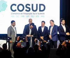 O governador Carlos Massa Ratinho Junior participou neste sábado (19), em Florianópolis (SC), da quinta reunião do Consórcio de Integração Sul e Sudeste (Cosud), que reúne os sete estados das duas regiões. Ratinho Junior destacou a importância de o consórcio discutir temas que colaborem com o País como um todo.