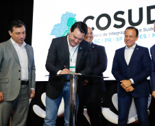 O governador Carlos Massa Ratinho Junior participou neste sábado (19), em Florianópolis (SC), da quinta reunião do Consórcio de Integração Sul e Sudeste (Cosud), que reúne os sete estados das duas regiões. Ratinho Junior destacou a importância de o consórcio discutir temas que colaborem com o País como um todo.