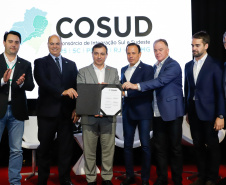 O governador Carlos Massa Ratinho Junior participou neste sábado (19), em Florianópolis (SC), da quinta reunião do Consórcio de Integração Sul e Sudeste (Cosud), que reúne os sete estados das duas regiões. Ratinho Junior destacou a importância de o consórcio discutir temas que colaborem com o País como um todo.