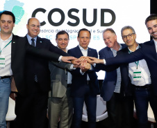 O governador Carlos Massa Ratinho Junior participou neste sábado (19), em Florianópolis (SC), da quinta reunião do Consórcio de Integração Sul e Sudeste (Cosud), que reúne os sete estados das duas regiões. Ratinho Junior destacou a importância de o consórcio discutir temas que colaborem com o País como um todo.