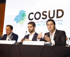 O governador Carlos Massa Ratinho Junior participou neste sábado (19), em Florianópolis (SC), da quinta reunião do Consórcio de Integração Sul e Sudeste (Cosud), que reúne os sete estados das duas regiões. Ratinho Junior destacou a importância de o consórcio discutir temas que colaborem com o País como um todo.