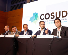 O governador Carlos Massa Ratinho Junior participou neste sábado (19), em Florianópolis (SC), da quinta reunião do Consórcio de Integração Sul e Sudeste (Cosud), que reúne os sete estados das duas regiões. Ratinho Junior destacou a importância de o consórcio discutir temas que colaborem com o País como um todo.