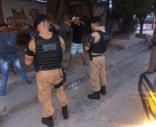 A Operação Todos por Um, realizada pelo 1º Comando Regional da PM (1º CRPM), nesta sexta-feira (18), em Curitiba, abordou 900 pessoas e encaminhou 14 para delegacias. Vinte veículos foram apreendidos. Houve também a lavratura de nove Termos Circunstanciados (oito por uso de drogas e um por desacato). A operação iniciou-se por volta de 17 horas e seguiu até às 23 horas. Foto: Soldado Ismael Ponchio