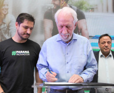 O Governo do Estado encerrou neste sábado (19) a primeira edição da Semana Paraná Inovador com uma nova lei, que cria o Dia da Eletromobilidade. O objetivo é incentivar essa tecnologia e ampliar as ações de sustentabilidade no Estado. O texto que estabelece a celebração anual no Paraná todo dia 19 de outubro, foi sancionado simbolicamente pelo vice-governador Darci Piana em ato no Palácio Iguaçu.
 Foto: Ari Dias/AEN