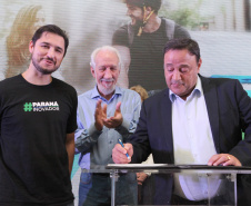 O Governo do Estado encerrou neste sábado (19) a primeira edição da Semana Paraná Inovador com uma nova lei, que cria o Dia da Eletromobilidade. O objetivo é incentivar essa tecnologia e ampliar as ações de sustentabilidade no Estado. O texto que estabelece a celebração anual no Paraná todo dia 19 de outubro, foi sancionado simbolicamente pelo vice-governador Darci Piana em ato no Palácio Iguaçu.
 Foto: Ari Dias/AEN