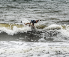 Guaratuba, Antonina, Matinhos, Morretes, Pontal do Paraná, Guaraqueçaba e Paranaguá, no Litoral, abrigam até o próximo fim de semana competições de handebol, surf, triátlon, além de espetáculos de balonismo e Futebol das Estrelas. É a quarta etapa dos Jogos de Aventura e Natureza, a segunda no Litoral do Estado. A abertura foi sábado (19) e as atividades acontecem durante a semana.Foto: Denis Ferreira Netto/SEDEST