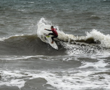 Guaratuba, Antonina, Matinhos, Morretes, Pontal do Paraná, Guaraqueçaba e Paranaguá, no Litoral, abrigam até o próximo fim de semana competições de handebol, surf, triátlon, além de espetáculos de balonismo e Futebol das Estrelas. É a quarta etapa dos Jogos de Aventura e Natureza, a segunda no Litoral do Estado. A abertura foi sábado (19) e as atividades acontecem durante a semana.Foto: Denis Ferreira Netto/SEDEST