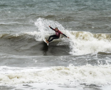 Guaratuba, Antonina, Matinhos, Morretes, Pontal do Paraná, Guaraqueçaba e Paranaguá, no Litoral, abrigam até o próximo fim de semana competições de handebol, surf, triátlon, além de espetáculos de balonismo e Futebol das Estrelas. É a quarta etapa dos Jogos de Aventura e Natureza, a segunda no Litoral do Estado. A abertura foi sábado (19) e as atividades acontecem durante a semana.Foto: Denis Ferreira Netto/SEDEST