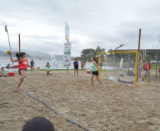 Guaratuba, Antonina, Matinhos, Morretes, Pontal do Paraná, Guaraqueçaba e Paranaguá, no Litoral, abrigam até o próximo fim de semana competições de handebol, surf, triátlon, além de espetáculos de balonismo e Futebol das Estrelas. É a quarta etapa dos Jogos de Aventura e Natureza, a segunda no Litoral do Estado. A abertura foi sábado (19) e as atividades acontecem durante a semana.Foto: Denis Ferreira Netto/SEDEST