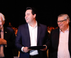 O Governo do Estado e a Federação da Agricultura do Estado do Paraná (Faep) renovaram nesta segunda-feira (21) o convênio para o programa Agrinho nas escolas estaduais do Paraná. O programa leva a escolas das redes públicas municipal e estadual atividades e materiais pedagógicos que tratam da preservação do meio ambiente, despertar da consciência de cidadania e questões que envolvem saúde e qualidade de vida.