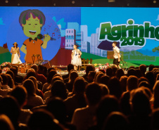 O Governo do Estado e a Federação da Agricultura do Estado do Paraná (Faep) renovaram nesta segunda-feira (21) o convênio para o programa Agrinho nas escolas estaduais do Paraná. O programa leva a escolas das redes públicas municipal e estadual atividades e materiais pedagógicos que tratam da preservação do meio ambiente, despertar da consciência de cidadania e questões que envolvem saúde e qualidade de vida.