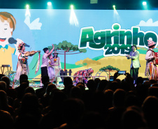 O Governo do Estado e a Federação da Agricultura do Estado do Paraná (Faep) renovaram nesta segunda-feira (21) o convênio para o programa Agrinho nas escolas estaduais do Paraná. O programa leva a escolas das redes públicas municipal e estadual atividades e materiais pedagógicos que tratam da preservação do meio ambiente, despertar da consciência de cidadania e questões que envolvem saúde e qualidade de vida.