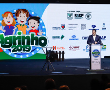 O Governo do Estado e a Federação da Agricultura do Estado do Paraná (Faep) renovaram nesta segunda-feira (21) o convênio para o programa Agrinho nas escolas estaduais do Paraná. O programa leva a escolas das redes públicas municipal e estadual atividades e materiais pedagógicos que tratam da preservação do meio ambiente, despertar da consciência de cidadania e questões que envolvem saúde e qualidade de vida.