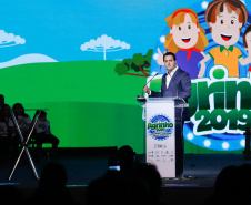 O Governo do Estado e a Federação da Agricultura do Estado do Paraná (Faep) renovaram nesta segunda-feira (21) o convênio para o programa Agrinho nas escolas estaduais do Paraná. O programa leva a escolas das redes públicas municipal e estadual atividades e materiais pedagógicos que tratam da preservação do meio ambiente, despertar da consciência de cidadania e questões que envolvem saúde e qualidade de vida.