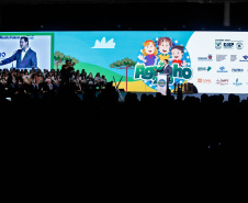 O Governo do Estado e a Federação da Agricultura do Estado do Paraná (Faep) renovaram nesta segunda-feira (21) o convênio para o programa Agrinho nas escolas estaduais do Paraná. O programa leva a escolas das redes públicas municipal e estadual atividades e materiais pedagógicos que tratam da preservação do meio ambiente, despertar da consciência de cidadania e questões que envolvem saúde e qualidade de vida.