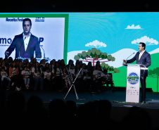 O Governo do Estado e a Federação da Agricultura do Estado do Paraná (Faep) renovaram nesta segunda-feira (21) o convênio para o programa Agrinho nas escolas estaduais do Paraná. O programa leva a escolas das redes públicas municipal e estadual atividades e materiais pedagógicos que tratam da preservação do meio ambiente, despertar da consciência de cidadania e questões que envolvem saúde e qualidade de vida.
