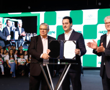 O Governo do Estado e a Federação da Agricultura do Estado do Paraná (Faep) renovaram nesta segunda-feira (21) o convênio para o programa Agrinho nas escolas estaduais do Paraná. O programa leva a escolas das redes públicas municipal e estadual atividades e materiais pedagógicos que tratam da preservação do meio ambiente, despertar da consciência de cidadania e questões que envolvem saúde e qualidade de vida.