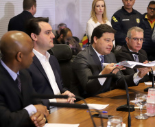 O governador Carlos Massa Ratinho Junior e o secretário de Infraestrutura e Logística, Sandro Alex, divulgaram nesta segunda-feira (21), quais as obras aprovadas pelo Governo do Estado para serem realizadas com os recursos do acordo de leniência firmado entre a concessionária Rodonorte e o Ministério Público Federal (MPF)