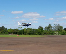 A nova linha aérea ligando Curitiba e Francisco Beltrão, no Sudoeste, inaugurada nesta terça-feira (22), dentro do programa Voe Paraná, do Governo do Estado, terá forte impacto na economia da região. “É um programa arrojado, inovador, que nos aproxima da capital e que, sem dúvida, vai ajudar a atrair mais investimentos”, afirmou o prefeito Cleber Fontana. “É um marco para a economia da região”, avalia.Foto: Prefeitura de Francisco Beltrão