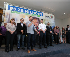 O governador Carlos Massa Ratinho Junior confirma nesta terça-feira (22) recursos para investimentos em infraestrutura escolar. Serão emitidas ordens de serviço para início de obras de reparos e melhorias e autorizadas novas licitações, envolvendo mais de 100 escolas, em todas as regiões do Estado   Curitiba, 22/10/2019 - Foto: Geraldo Bubniak/AEN