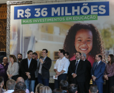 O governador Carlos Massa Ratinho Junior confirma nesta terça-feira (22) recursos para investimentos em infraestrutura escolar. Serão emitidas ordens de serviço para início de obras de reparos e melhorias e autorizadas novas licitações, envolvendo mais de 100 escolas, em todas as regiões do Estado   Curitiba, 22/10/2019 - Foto: Geraldo Bubniak/AEN