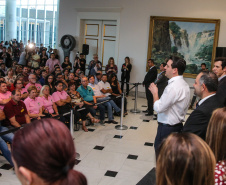 O governador Carlos Massa Ratinho Junior confirma nesta terça-feira (22) recursos para investimentos em infraestrutura escolar. Serão emitidas ordens de serviço para início de obras de reparos e melhorias e autorizadas novas licitações, envolvendo mais de 100 escolas, em todas as regiões do Estado   Curitiba, 22/10/2019 - Foto: Geraldo Bubniak/AEN
