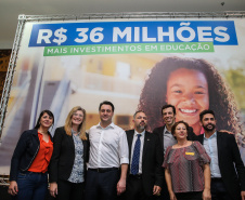O governador Carlos Massa Ratinho Junior confirma nesta terça-feira (22) recursos para investimentos em infraestrutura escolar. Serão emitidas ordens de serviço para início de obras de reparos e melhorias e autorizadas novas licitações, envolvendo mais de 100 escolas, em todas as regiões do Estado   Curitiba, 22/10/2019 - Foto: Geraldo Bubniak/AEN