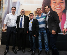 O governador Carlos Massa Ratinho Junior confirma nesta terça-feira (22) recursos para investimentos em infraestrutura escolar. Serão emitidas ordens de serviço para início de obras de reparos e melhorias e autorizadas novas licitações, envolvendo mais de 100 escolas, em todas as regiões do Estado   Curitiba, 22/10/2019 - Foto: Geraldo Bubniak/AEN