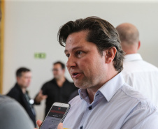 O governador Carlos Massa Ratinho Junior confirma nesta terça-feira (22) recursos para investimentos em infraestrutura escolar. Serão emitidas ordens de serviço para início de obras de reparos e melhorias e autorizadas novas licitações, envolvendo mais de 100 escolas, em todas as regiões do Estado. Na foto o prefeito de Palotina, Jucenir Stentzler.   Curitiba, 22/10/2019 - Foto: Geraldo Bubniak/AEN