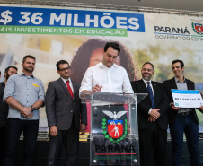 O governador Carlos Massa Ratinho Junior confirma nesta terça-feira (22) recursos para investimentos em infraestrutura escolar. Serão emitidas ordens de serviço para início de obras de reparos e melhorias e autorizadas novas licitações, envolvendo mais de 100 escolas, em todas as regiões do Estado   Curitiba, 22/10/2019 - Foto: Geraldo Bubniak/AEN