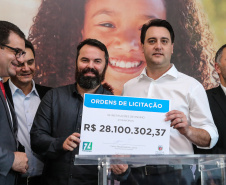 O governador Carlos Massa Ratinho Junior confirma nesta terça-feira (22) recursos para investimentos em infraestrutura escolar. Serão emitidas ordens de serviço para início de obras de reparos e melhorias e autorizadas novas licitações, envolvendo mais de 100 escolas, em todas as regiões do Estado   Curitiba, 22/10/2019 - Foto: Geraldo Bubniak/AEN