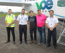 O novo voo entre Paranaguá e Curitiba, lançado nesta terça-feira (22), dura apenas 25 minutos, mas conecta o principal porto do Estado e um dos maiores em movimentação de cargas do País a qualquer destino no mundo. Serão seis voos semanais (três de ida e três de volta), nas terças, quintas e sextas. Foto:Folha do Litoral News