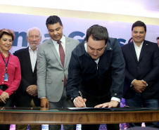  O governador Carlos Massa Ratinho Junior, acompanhado do prefeito Marcelo Rangel, do vice-governador Darci Piana e de diversas autoridades, assinou o decreto que transfere temporariamente a sede do governo estadual para o município. A iniciativa coincide com a Feira Paraná, que acontece de 18 a 27 de outubro.Foto:Jaelson Lucas / AEN