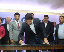  O governador Carlos Massa Ratinho Junior, acompanhado do prefeito Marcelo Rangel, do vice-governador Darci Piana e de diversas autoridades, assinou o decreto que transfere temporariamente a sede do governo estadual para o município. A iniciativa coincide com a Feira Paraná, que acontece de 18 a 27 de outubro.Foto:Jaelson Lucas / AEN