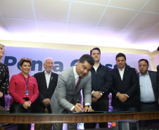  O governador Carlos Massa Ratinho Junior, acompanhado do prefeito Marcelo Rangel, do vice-governador Darci Piana e de diversas autoridades, assinou o decreto que transfere temporariamente a sede do governo estadual para o município. A iniciativa coincide com a Feira Paraná, que acontece de 18 a 27 de outubro.Foto:Jaelson Lucas / AEN