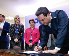 Um ato na prefeitura de Ponta Grossa, nos Campos Gerais, marcou a instalação da sede do Governo do Estado na cidade na manhã desta quarta-feira (23). Por dois dias, na quarta e quinta-feira (24), toda a equipe da administração pública estadual despachará do Centro de Eventos de Ponta Grossa.