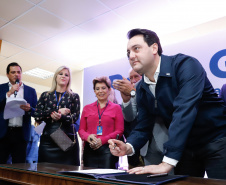Um ato na prefeitura de Ponta Grossa, nos Campos Gerais, marcou a instalação da sede do Governo do Estado na cidade na manhã desta quarta-feira (23). Por dois dias, na quarta e quinta-feira (24), toda a equipe da administração pública estadual despachará do Centro de Eventos de Ponta Grossa.