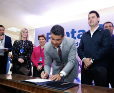 Um ato na prefeitura de Ponta Grossa, nos Campos Gerais, marcou a instalação da sede do Governo do Estado na cidade na manhã desta quarta-feira (23). Por dois dias, na quarta e quinta-feira (24), toda a equipe da administração pública estadual despachará do Centro de Eventos de Ponta Grossa.