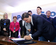 Um ato na prefeitura de Ponta Grossa, nos Campos Gerais, marcou a instalação da sede do Governo do Estado na cidade na manhã desta quarta-feira (23). Por dois dias, na quarta e quinta-feira (24), toda a equipe da administração pública estadual despachará do Centro de Eventos de Ponta Grossa.